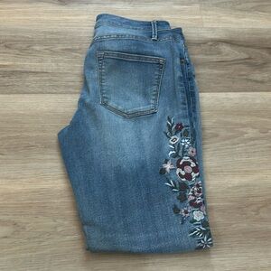 Cute skinny jeans with flower embroidered by Knox rose size 6